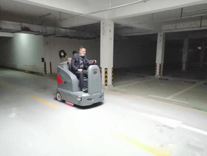 抚顺小区物业保洁不用人力改用驾驶式洗地机了